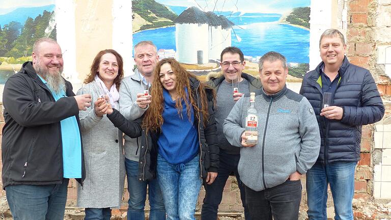 'Den letzten Ouzo' tranken auf den Ruinen des ehemaligen 'Karmeliterhof' vor einem idyllischen Bild mit den Schönheiten Griechenlands die Mitglieder des 'Ouzo-Stammtisches' Markus Ommert, Maria Siafakas, Marco Heinickel, Anna Kourkousoufoglou, Ilias Siafakas, Jürgen Hablowetz und Udo Ries. Foto: Manfred Mellenthin       -  'Den letzten Ouzo' tranken auf den Ruinen des ehemaligen 'Karmeliterhof' vor einem idyllischen Bild mit den Schönheiten Griechenlands die Mitglieder des 'Ouzo-Stammtisches' Markus Ommert, Maria Siafakas, Marco Heinickel, Anna Kourkousoufoglou, Ilias Siafakas, Jürgen Hablowetz und Udo Ries. Foto: Manfred Mellenthin