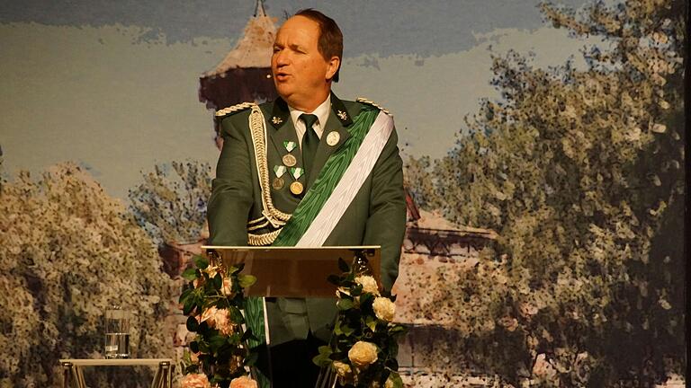 In verschiedene Rollen schlüpfte Wolfgang Krebs im Laufe seines Programms 'Bavaria First'. Mit Bravour und Humor hielt er seinen Protagonisten, aber auch der gesamten Gesellschaft den Spiegel vor. Hubert Aiwanger steckte in einer Jäger-Uniform.