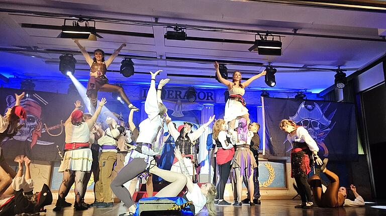 Gut befreundet sind die Abschter Fosenöchter mit dem Karnevalsverein Mühlheim am Main. Für die Prunksitzung am 15. Februar waren die Mühlheimer mit ihrem Männerballett und den 'Flying Starz' angereist. Im Bild der Showtanz 'Piraten auf der Suche nach dem großen Schatz', der durch eine gelungene Mischung von Tanz und Akrobatik begeisterte. Gut befreundet sind die Abschter Fosenöchter mit dem Karnevalsverein Mühlheim am Main. Für die Prunksitzung am 15. Februar waren die Mühlheimer mit ihrem Männerballett und den 'Flying Starz' angereist. Im Bild der Showtanz 'Piraten auf der Suche nach dem großen Schatz', der durch eine gelungene Mischung von Tanz und Akrobatik begeisterte.