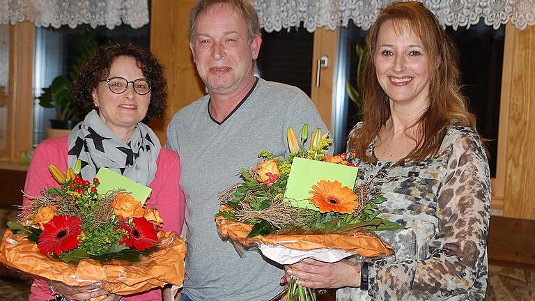 Klaus Michel dankte seinen beiden Vorstandskolleginnen Marion Stoy (rechts) und Diana Leibold (links) für jahrelanges Engagement beim TSV Gerchsheim.