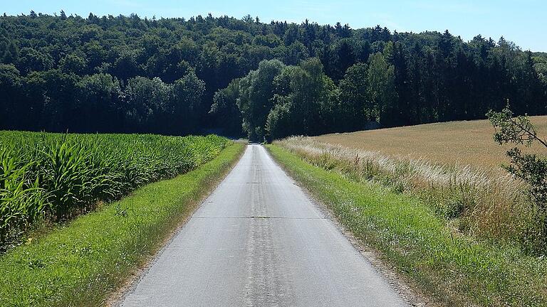 Zum Wildbach (Oberlauf des Meerbachs) führt von Üchtelhausen die Hausener Straße. Die Wüstung Weipoltsdorf lag am Wildbach zwischen den Waldabteilungen Stöckach im Norden und Gereuth in Süden.