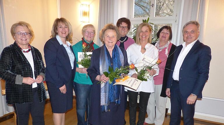 Mit Urkunden und Präsenten bedankte sich die FU-Vorstandschaft bei ihren langjährigen Mitgliedern. In der Mitte Josefine Hillenbrand, die vor 50 Jahren die Frauen-Union in Gerolzhofen mit aus der Taufe hob.