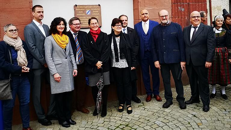 Vertreterinnen und Vertreter der elf Gemeinden des ehemaligen Badischen Amts Steinfeld mit Schirmherr Staatsekretär Gerhard Eck (4. von links), dem Gastgeber und Karbacher Bürgermeister Bertram Werrlein (3. von rechts).