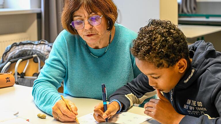 Dreimal die Woche kommt Barbara Clobes in die Gemeinschaftsunterkunft für Asylsuchende in Ochsenfurt. Dann unterstützt sie Abdullahi Saki und zwei weitere Kinder bei den Hausaufgaben. Dreimal die Woche kommt Barbara Clobes in die Gemeinschaftsunterkunft für Asylsuchende in Ochsenfurt. Dann unterstützt sie Abdullahi Saki und zwei weitere Kinder bei den Hausaufgaben.