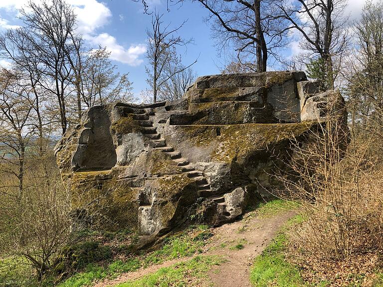 Sie wurde einst teilweise aus dem anstehenden Felsen herausgehauen: Die Burgruine Rothenhan