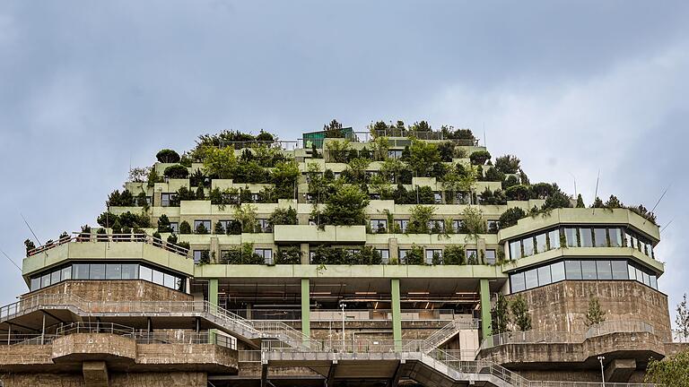 Der Grüne Bunker in St. Pauli       -  Bunkeranlagen, wie dieser Flakbunker aus dem Zweiten Weltkrieg in Hamburg (St. Pauli), wurden in Friedenszeiten unter anderem zu Kunst- und Kulturstätten umgestaltet.