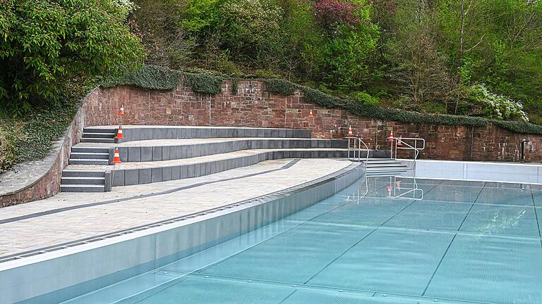 Ab Mai kann das Terrassenschwimmbad wieder zum Planschen genutzt werden. Im Bild die neue Sonnenterrasse neben dem Nichtschwimmer- und Kinderbecken.