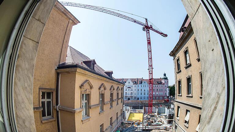 Blick auf die Justizbaustelle mit dem Fischaugenobjektiv: Über allem schwebt der Baukran.       -  Blick auf die Justizbaustelle mit dem Fischaugenobjektiv: Über allem schwebt der Baukran.