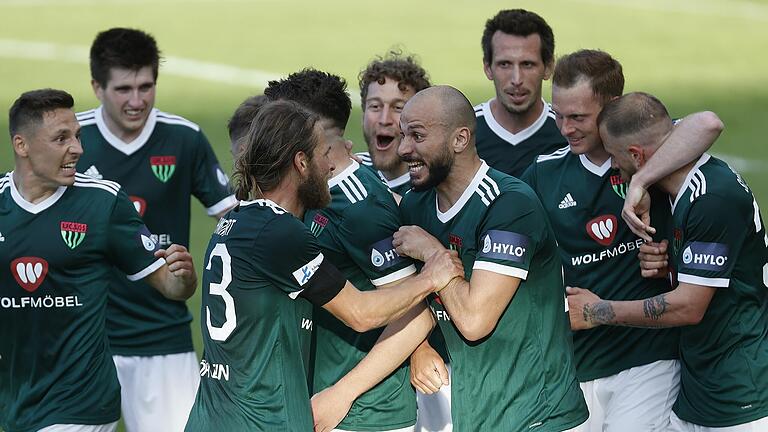 Jubelnde Schweinfurter: So sähen sich die Fußballer des FC 05 gerne auch nach den beiden Relegatonsspielen gegen den TSV Havelse.