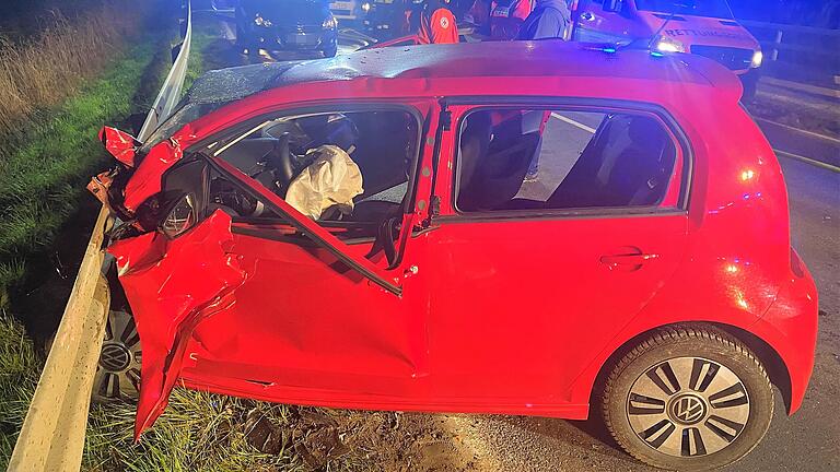 Das Auto der 55 Jahre alten Fahrerin wurde durch den Zusammenstoß völlig zerstört. Das Auto der 55 Jahre alten Fahrerin wurde durch den Zusammenstoß völlig zerstört.