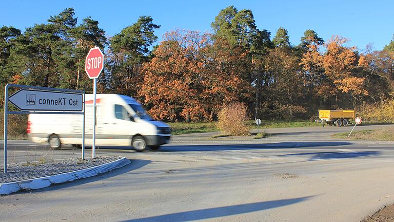 Die südliche Einfahrt der Panzerstraße zweigt von der Staatstraße 2272 zwischen Kitzingen und Großlangheim ab, genau gegenüber der östlichen Einfahrt zum Gewerbegebiet ConneKT. Ein windschiefes Schild zeigt 'Einfahrt verboten', doch dahinter sieht man oft Autos und Laster parken.