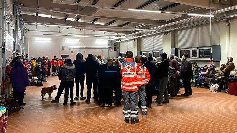 Der Zustrom von Flüchtlingen (das Bild entstand im Frühjahr 2022 in der BRK-Rettungswache) stellt eine Herausforderung dar, auch für die Landkreise, die für Unterkünfte und Betreuung sorgen müssen. Vor dem Flüchtlingsgipfel in Berlin diesen Mittwoch richtet Rhön-Grabfelds Landrat Thomas Habermann deutliche Worte an die Bundespolitik.