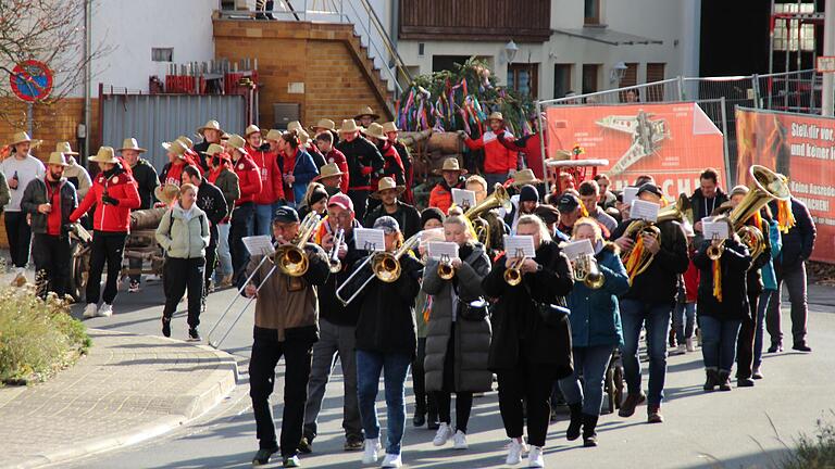 Der Posaunenchor mit Ploburschen. Der Posaunenchor mit Ploburschen.