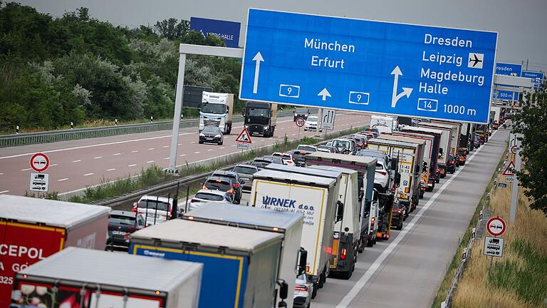 &nbsp;Lkw und Pkw stauen sich auf der A9 vor dem Schkeuditzer Kreuz in Richtung München. (Symbolbild)