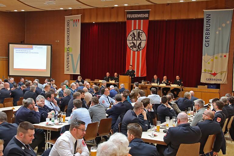 Die Führungskräfte aus 112 Feuerwehren im Landkreis Würzburg haben sich am Sonntag beim Kreisfeuerwehrtag zu einer Dienstversammlung in Gerbrunn getroffen. Die Führungskräfte aus 112 Feuerwehren im Landkreis Würzburg haben sich am Sonntag beim Kreisfeuerwehrtag zu einer Dienstversammlung in Gerbrunn getroffen. 