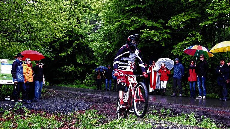 Thorsten Riecke demonstrierte wie die Ideallinie zum Einstieg in den Flowtrail gefahren wird.