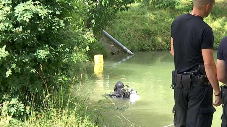 Zwei Jahre vor Mordversuch: Verdächtiger drohte vor Gericht - Mit Tauchern suchte die Polizei am Donnerstag in einem Weiher bei Wolkshausen nach der Tatwaffe, mit der am Samstag beim Feuerwehrfest in Euerhausen auf einen 55-Jährigen geschossen worden war. Zwei Jahre vor Mordversuch: Verdächtiger drohte vor Gericht - Mit Tauchern suchte die Polizei am Donnerstag in einem Weiher bei Wolkshausen nach der Tatwaffe, mit der am Samstag beim Feuerwehrfest in Euerhausen auf einen 55-Jährigen geschossen worden war.