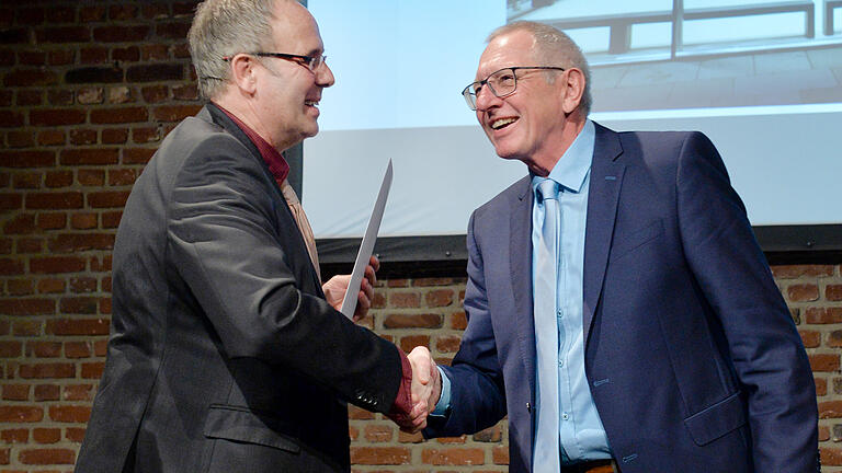 Klaus Hofmann (rechts) nimmt als Vertreter der Firma Lummel die Belobigung in Köln entgegen.