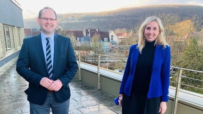 Staatssekretärin Anna Stolz (rechts) mit Michael Hombach (Bürgermeister Karlstadt).