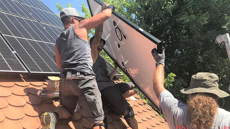 Eine Photovoltaikanlage wird auf einem Hausdach montiert. Auch der Landkreis Kitzingen fördert die Umstellung auf Solarstrom mit bis zu 600 Euro.