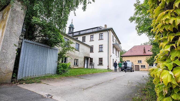 Besichtigungstermin: Landrat Thomas Eberth hat sich am 24. Mai das Augustinerkloster in Fährbrück angeschaut. Unter vielen Nutzungsmöglichkeiten könnte er sich auch vorstellen, dort Flüchtlinge unterzubringen.&nbsp;&nbsp;