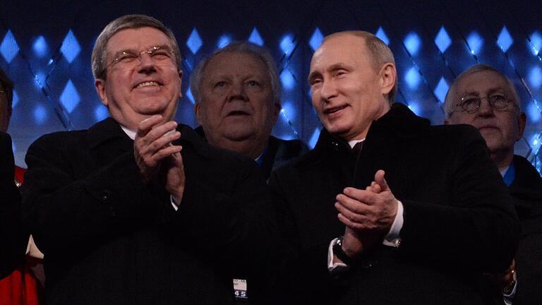 IOC-Präsident Thomas Bach (links) und Russlands Staatspräsident Wladimir Putin bei der Eröffnungsfeier der Olympische Winterspiele 2014 in Sotschi.