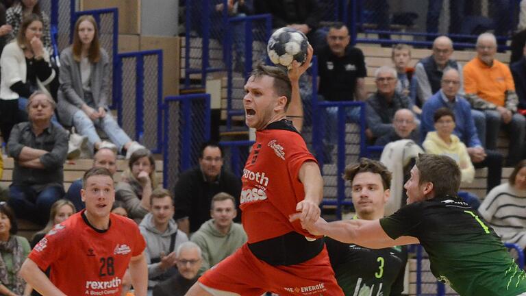 Auf Spielertrainer Maximilian Schmitt (Archivbild) kommt aufgrund der zahlreichen Ausfälle dieser Tage mehr denn je an. Auf Spielertrainer Maximilian Schmitt (Archivbild) kommt aufgrund der zahlreichen Ausfälle dieser Tage mehr denn je an.