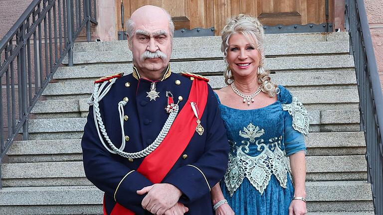 Bayerns Ministerpräsident Markus Söder und Karin Baumüller-Söder gehen als Reichskanzler Otto von Bismarck und eine Dame aus der Zeit Bismarcks zum Franken-Fasching nach Veitshöchheim.