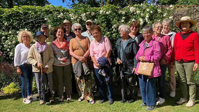 Obst- und Gartenbauverein Michelfeld mit Rosenexpertin Christine Bender (rechts).