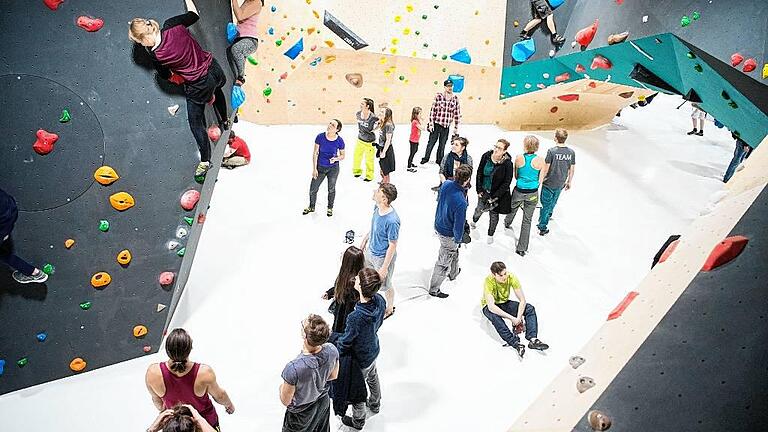 Neue Boulderhalle in der Ohmstraße       -  Für Klettermaxen: Schon kurz nach der Eröffnung war am Samstag in der neuen Boulderhalle &bdquo;Rock Inn&ldquo; in der Ohmstraße viel los.