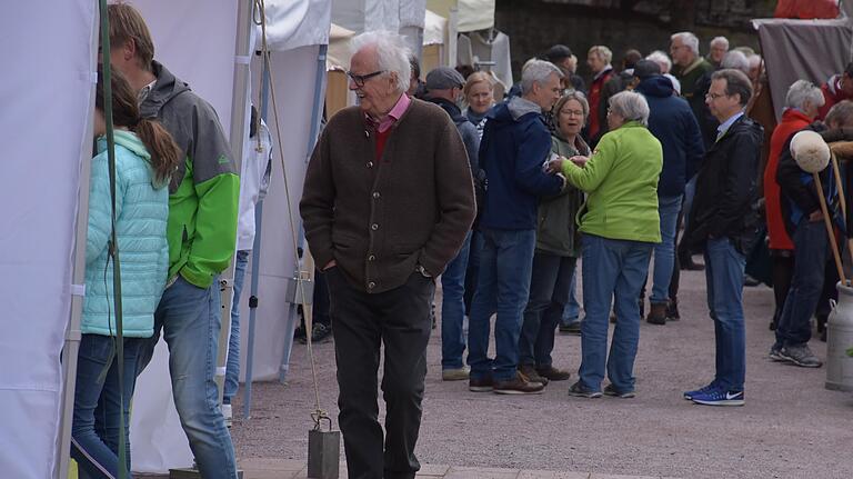 Trotz ungemütlicher Wetterbedingungen wurde bei den Bronnbacher Gartentagen gefachsimpelt.