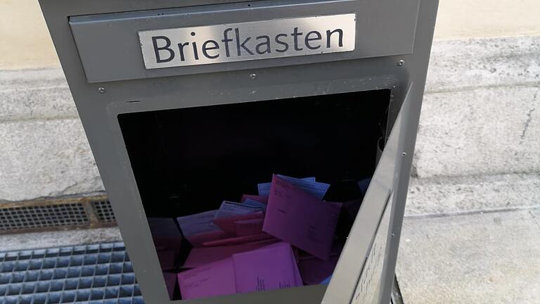 Ein Briefkasten im Rathaushof mit eingeworfenen Wahlbriefen war am Wochenende nicht verschlossen und konnte leicht geöffnet werden.