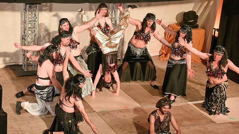 Das Männerballett entführte die Gäste beim Pfarrfasching in Schwanfeld in die Welt von 1000 und einer Nacht.