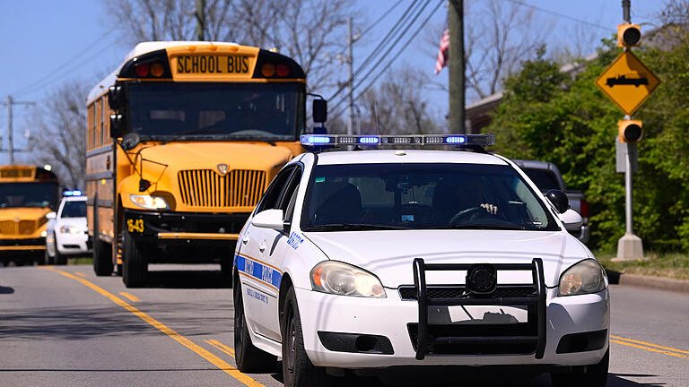 Schüsse an Grundschule in US-Stadt Nashville.jpeg       -  Fahrzeuge der Metro Nashville Police eskortieren einen Schulbus - und bringen am Montag so Kinder in Sicherheit.