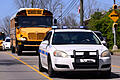 Schüsse an Grundschule in US-Stadt Nashville.jpeg       -  Fahrzeuge der Metro Nashville Police eskortieren einen Schulbus - und bringen am Montag so Kinder in Sicherheit.