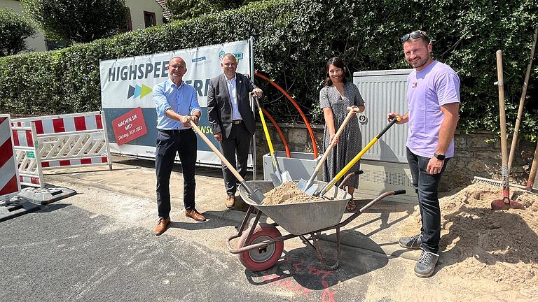 Den symbolischen Spatenstich in Köhler für Volkachs Glasfaser-Ausbau erledigten (von links) Matthias Theisen (Clevernet GmbH), Bürgermeister Heiko Bäuerlein, Elisabeth Weimann (Bauverwaltung VG Volkach) und Alexander Ehrlich (Oberbauleiter Firma Diroba).