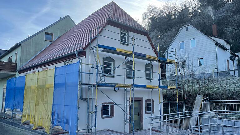 Die Sanierung der ehemaligen ehemaligen Synagoge im Karlstadter Stadtteil Laudenbach ist fristgerecht abgeschlossen worden.  Nur noch das Gerüst zeugt von den Arbeiten in den vergangenen Monaten.