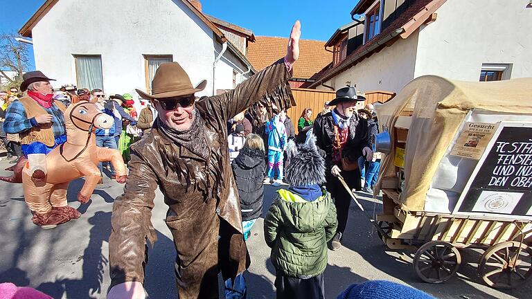 Warsteiner Cowboy       -  „Cowboy und Indianer gehören zum Fasching dazu!“ – Der Warsteiner Club Westheim bringt ein Stück Kindheitserinnerung auf die Straßen.