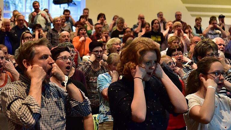 Vor dem &bdquo;richtigen&ldquo; Singen gab es erst ein paar Lockerungsübungen für die Sängerinnen und Sänger des Zeiler Jubiläumschores.