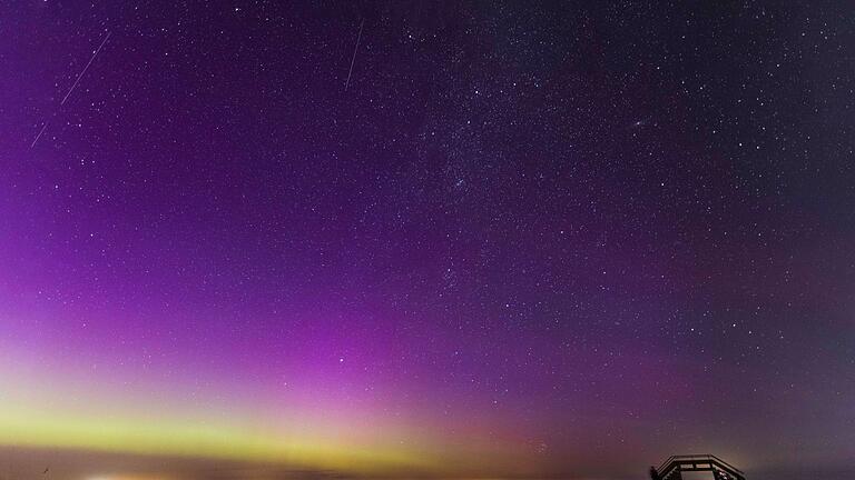 Perseiden und Polarlichter an der Ostsee - Polarlichter und eine Sternschnuppe der Perseiden sind bei sternenklarer Nacht über der Ostsee zu sehen. Perseiden und Polarlichter an der Ostsee - Polarlichter und eine Sternschnuppe der Perseiden sind bei sternenklarer Nacht über der Ostsee zu sehen.