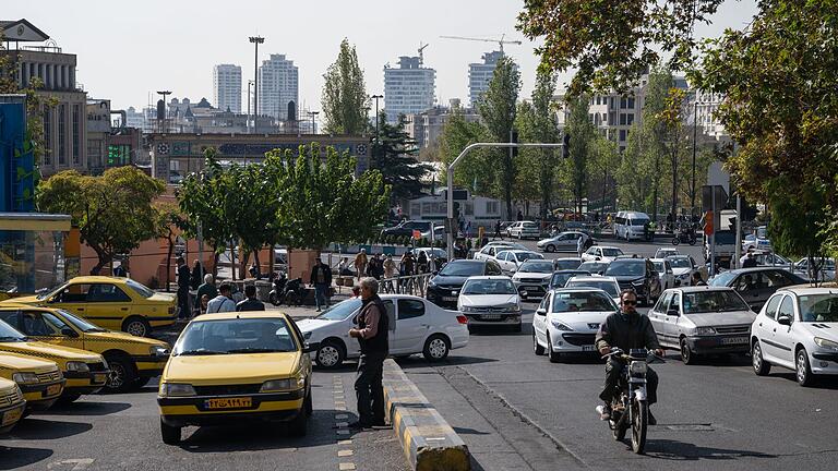 Nahostkonflikt - Nach Angriff im Iran       -  Auf den Straßen Teherans herrscht am Morgen danach der übliche Trubel.