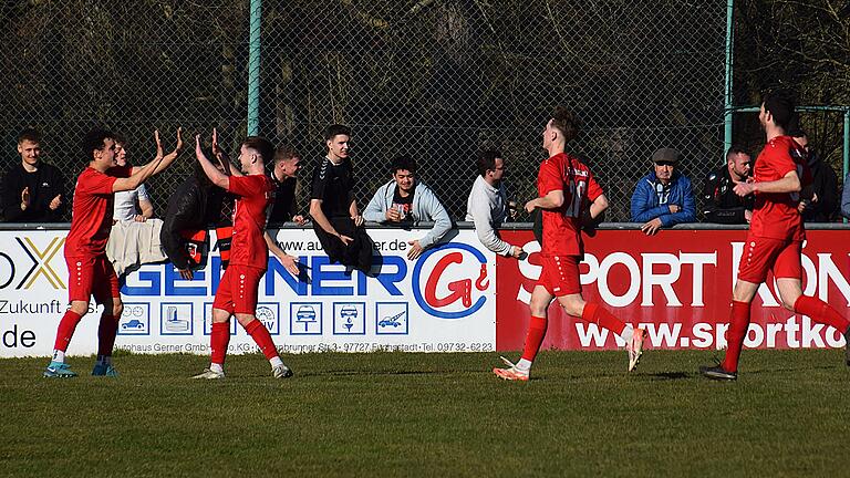 Rhöner Fußball-Nachlese - Es wird weiter gejubelt und gefeiert beim FC Fuchsstadt. Der 3:0-Erfolg gegen den SV Alemannia Haibach war der fünfte Sieg in Folge für die Jungs vom Kohlenberg. Rhöner Fußball-Nachlese - Es wird weiter gejubelt und gefeiert beim FC Fuchsstadt. Der 3:0-Erfolg gegen den SV Alemannia Haibach war der fünfte Sieg in Folge für die Jungs vom Kohlenberg.