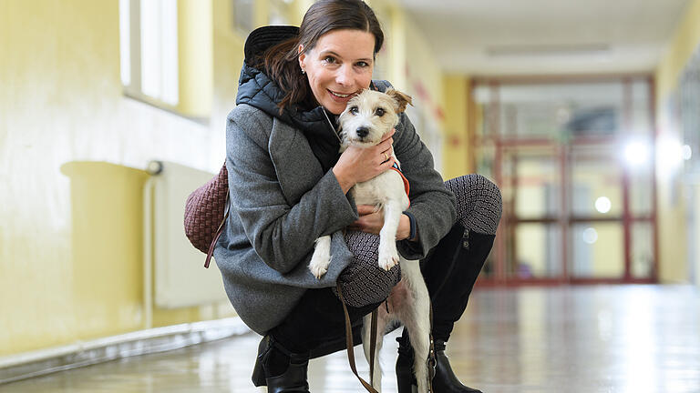 Verena Rach und Schulhund Mila sind ein eingespieltes Team. Verena Rach und Schulhund Mila sind ein eingespieltes Team.