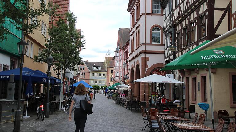 Bald stehen vielerorts die Stühle und Tische wieder draußen in Karlstadt (hier ein Archivbild). Bald stehen vielerorts die Stühle und Tische wieder draußen in Karlstadt (hier ein Archivbild).