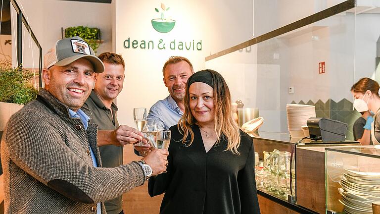 Das Restaurant 'dean&david' hat nun in der Eichhornstraße eröffnet. Auf dem Eröffnungsbild sind die Geschäftsführer Beatrix Fini (von rechts), Karsten Rupp und die Hauseigentümer Michael Bauer und Georg Göbel. Das Restaurant 'dean&david' hat nun in der Eichhornstraße eröffnet. Auf dem Eröffnungsbild sind die Geschäftsführer Beatrix Fini (von rechts), Karsten Rupp und die Hauseigentümer Michael Bauer und Georg Göbel.