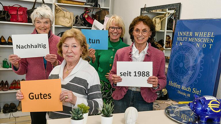 Dorothee Collier, Karin Plötz, Luitgard Jany und Elke Michel (von links) arbeiten für die Eröffnung eines gemeinnützigen Second-Hand-Shops.&nbsp;