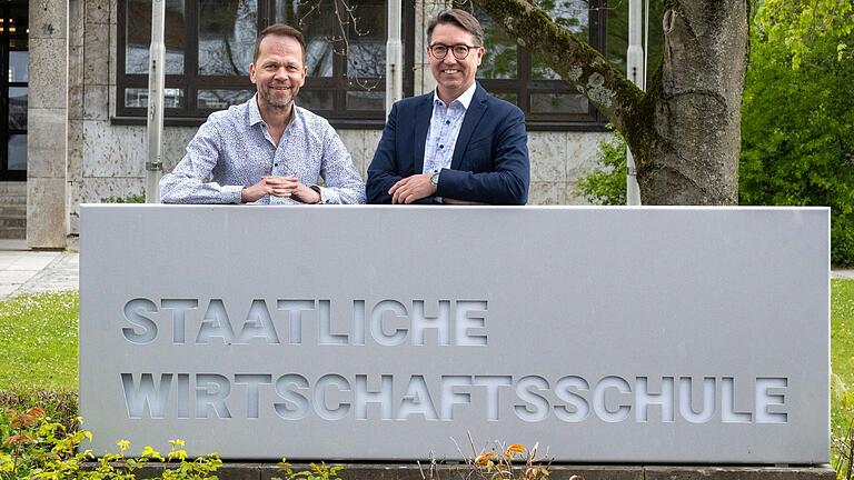 Schulleiter Christian Dahl (rechts) und sein Stellvertreter Peter Schmidt informierten über die 5. Klasse, die ab dem Schuljahr 2024/2025 an der Wirtschaftsschule Bad Neustadt eingerichtet werden soll.