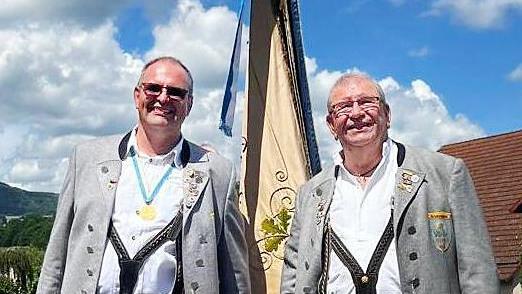 Benno Nauth (rechts) wurde für 60-jährige aktive Musiktätigkeit geehrt. - Benno Nauth (rechts) wurde für 60-jährige aktive Musiktätigkeit geehrt. Benno Nauth (rechts) wurde für 60-jährige aktive Musiktätigkeit geehrt. - Benno Nauth (rechts) wurde für 60-jährige aktive Musiktätigkeit geehrt.