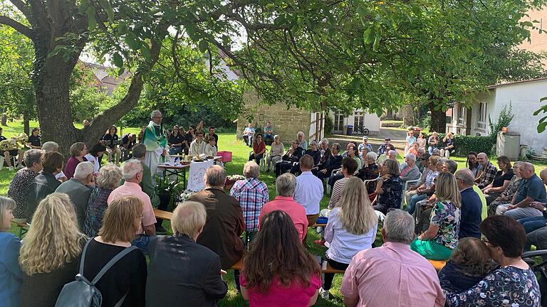 Flur-Gottesdienst im Pfarrgarten mit Pfarrer Rügamer.