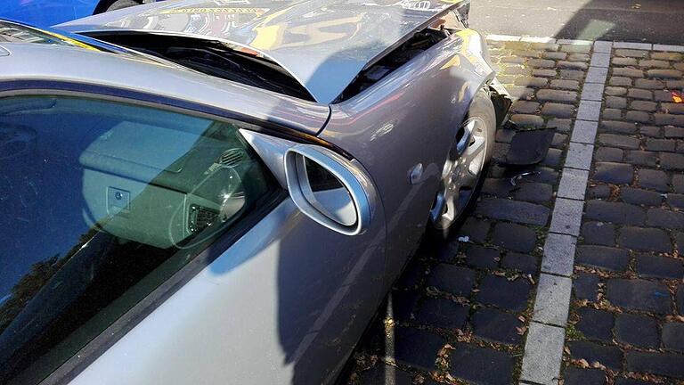 Autounfall Kardinal-Faulhaber-Platz       -  Am Kardinal-Faulhaber-Platz beschädigte eine Frau beim Ausparken insgesamt elf Autos.